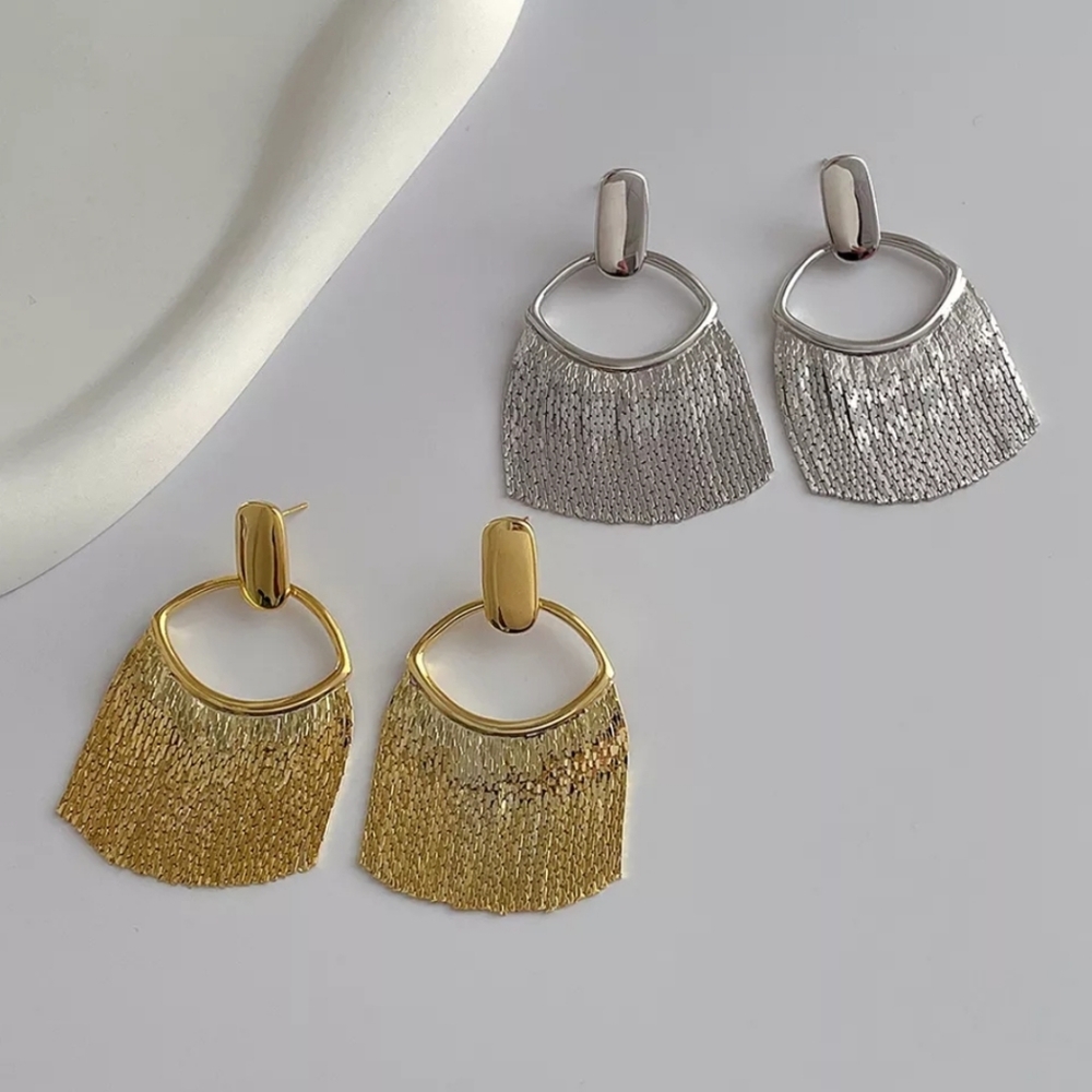 HOST PICK 💯🔥Gold Long Tassel Earrings - Picture 3 of 3